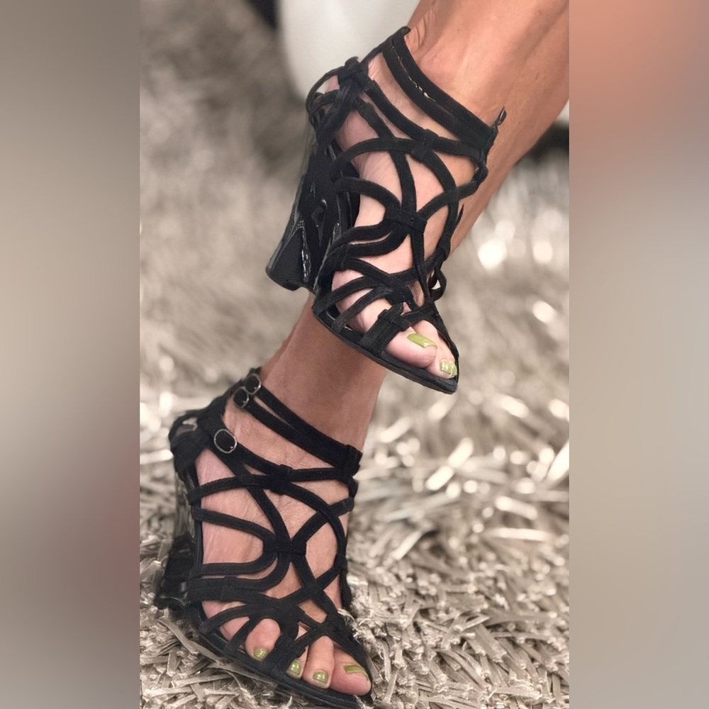 Guess by Marciano Elegant Black strappy sandals size 7.5